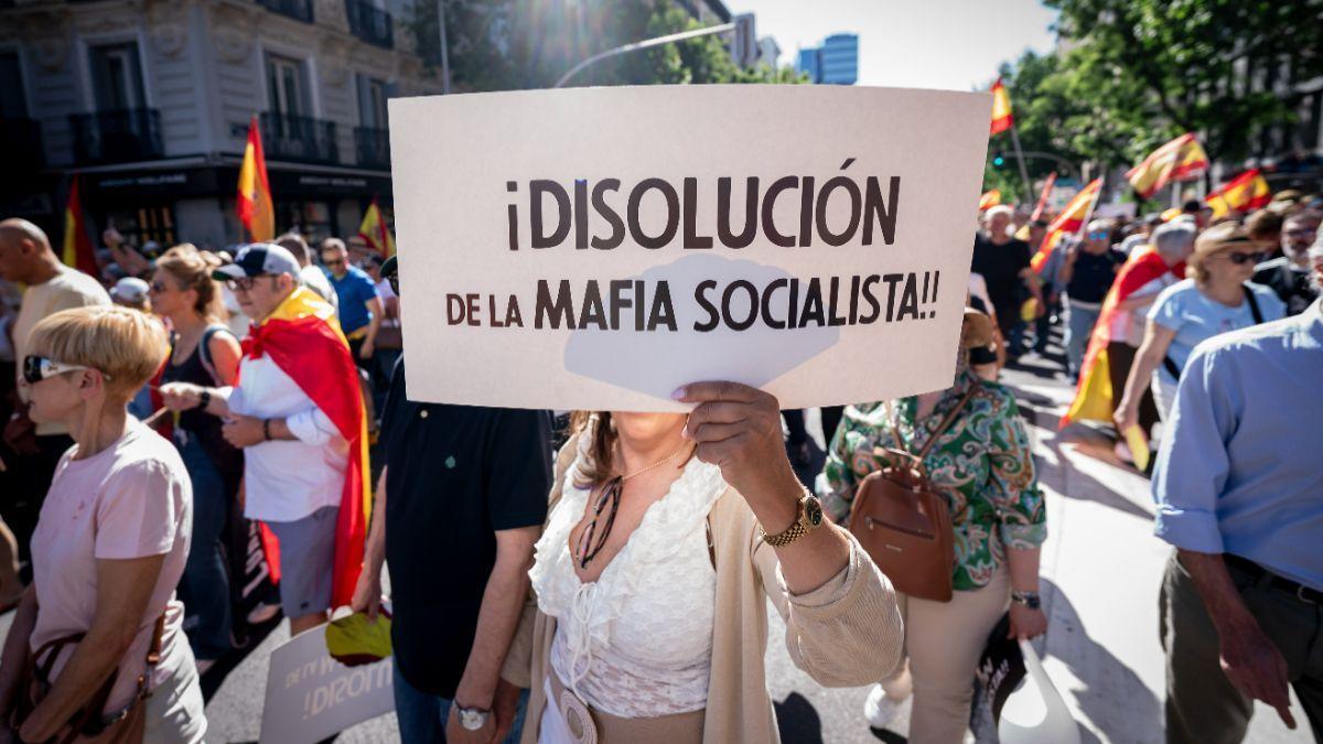 Manifestante porta pancarta con lema '¡Disolución de la mafia socialista' durante una manifestación para exigir la dimisión del presidente del Gobierno, Pedro Sánchez.