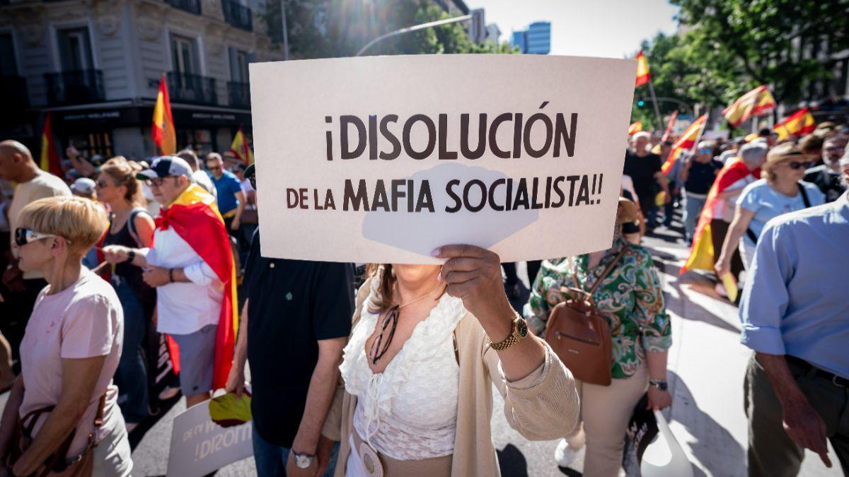 Manifestante porta pancarta con lema '¡Disolución de la mafia socialista' durante una manifestación para exigir la dimisión del presidente del Gobierno, Pedro Sánchez.