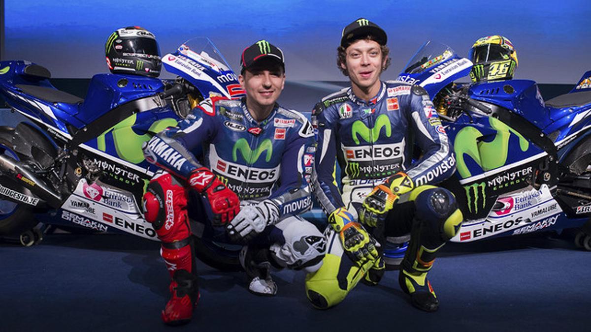 Jorge Lorenzo y Valentino Rossi posan para la prensa durante la presentación oficial del equipo Yamaha en Madrid