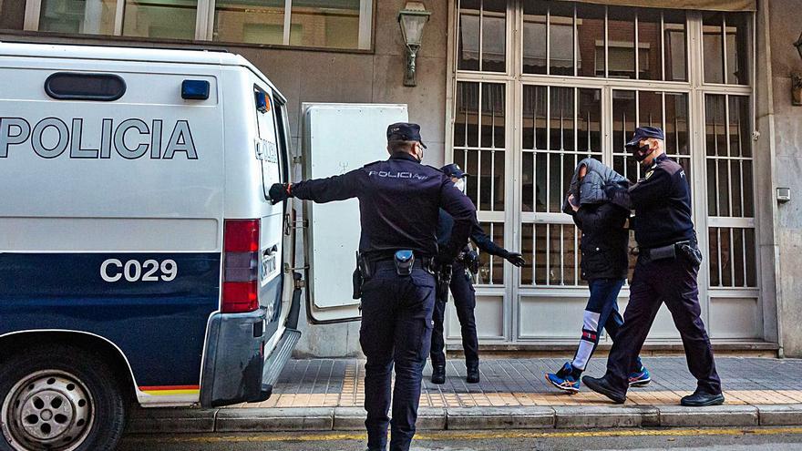 Traslado de uno de los detenidos el pasado diciembre en la Comisaría de Benidorm.