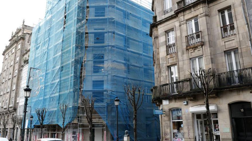 Obras de rehabilitación en un inmueble vigués. | // J. LORES