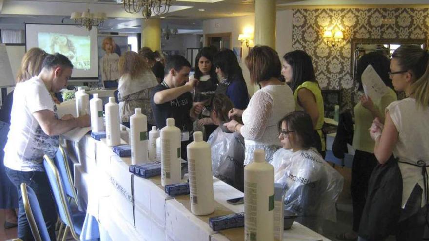 La asociación de peluqueros participa en un curso