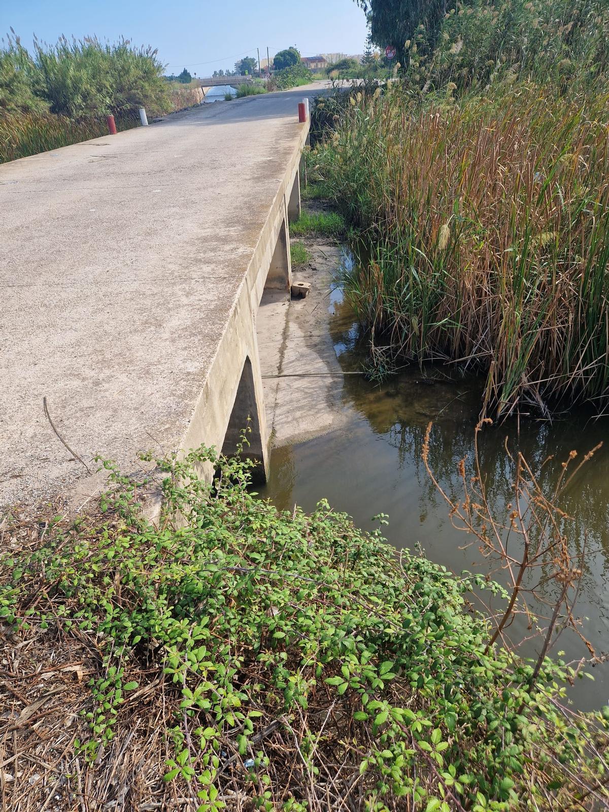 El puente de los "dados" que previsiblemente será demolido para facilita el curso del agua en el río Vaca.