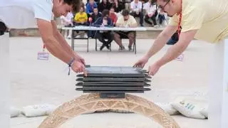 Así es el concurso de puentes de palillos de la Universidad Miguel Hernández de Elche