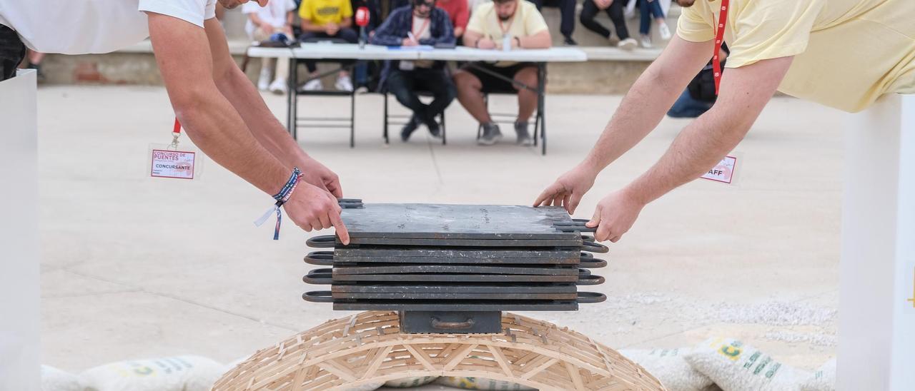 Así es el concurso de puentes de palillos de la Universidad Miguel Hernández de Elche