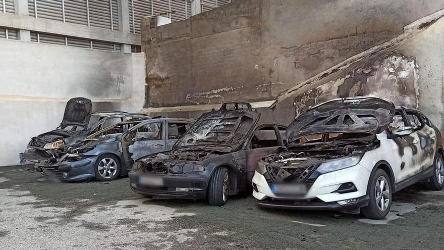 Un incendio calcina cuatro vehículos en Pilar de la Horadada