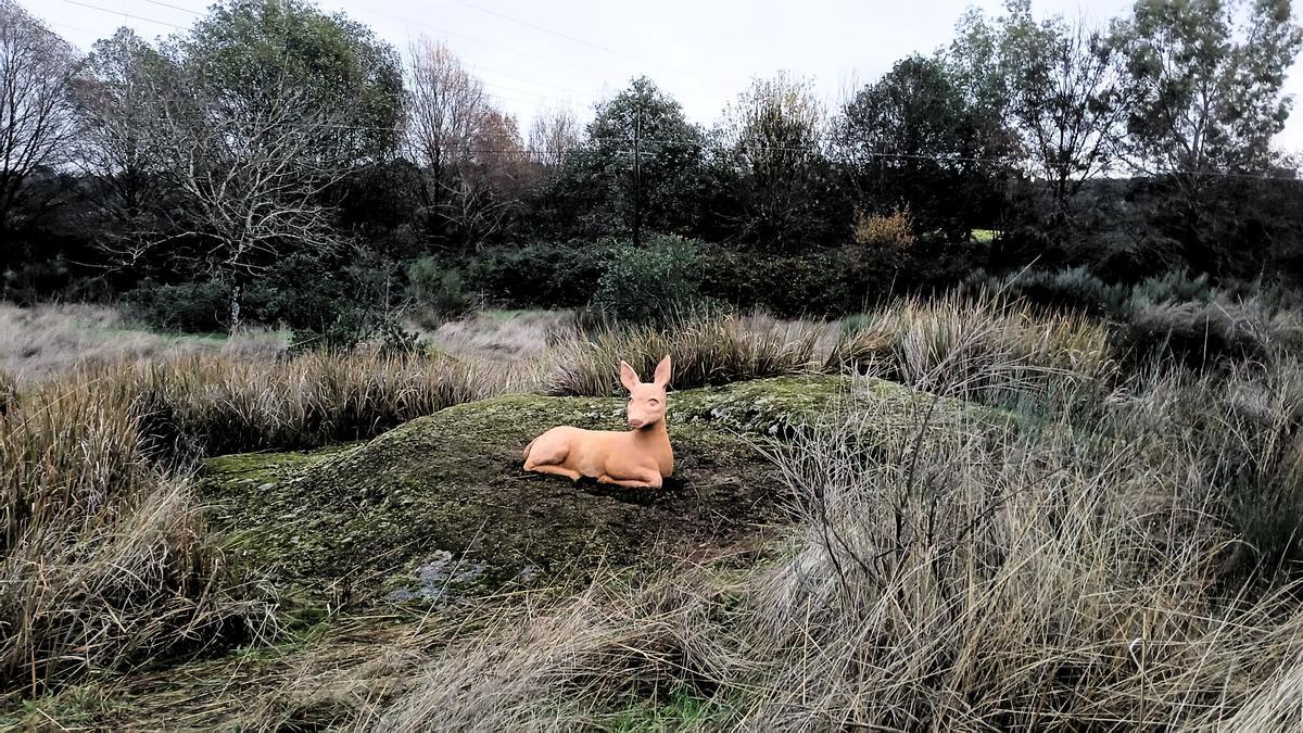 Una de las esculturas que ya puede verse en uno de los senderos.
