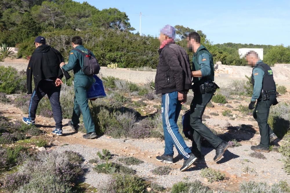 Inmigrantes detenidos tras llegar en patera a Ibiza