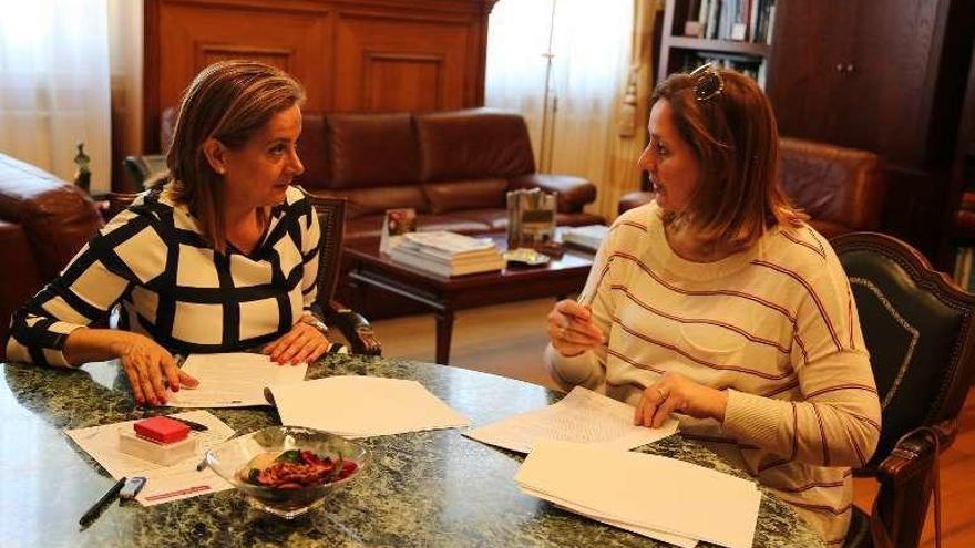 La presidenta firma el convenio con una de las emprendedoras.