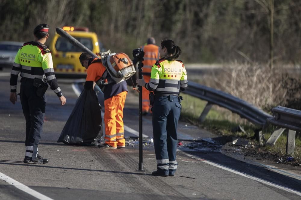 Accident amb un ferit crític a Vidreres en el xoc d'un autocar amb 3 cotxes