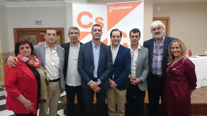 El coordinador Francisco Gómez Palma, con los miembros de la junta directiva, de los cuales han dimitido cinco.