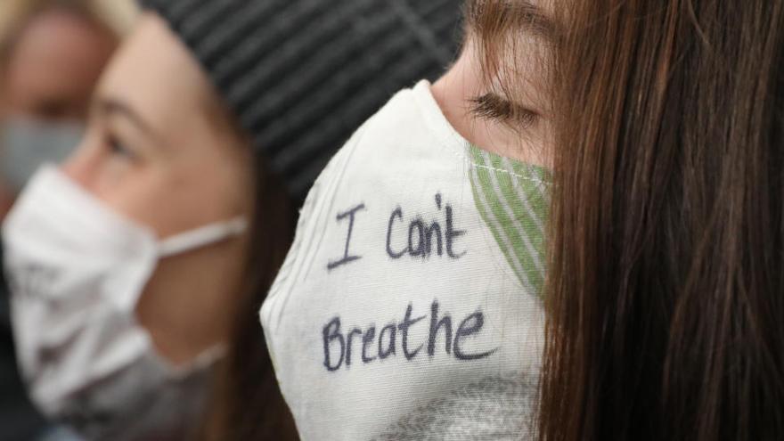 Una mujer participa en la protesta convocada en Londres