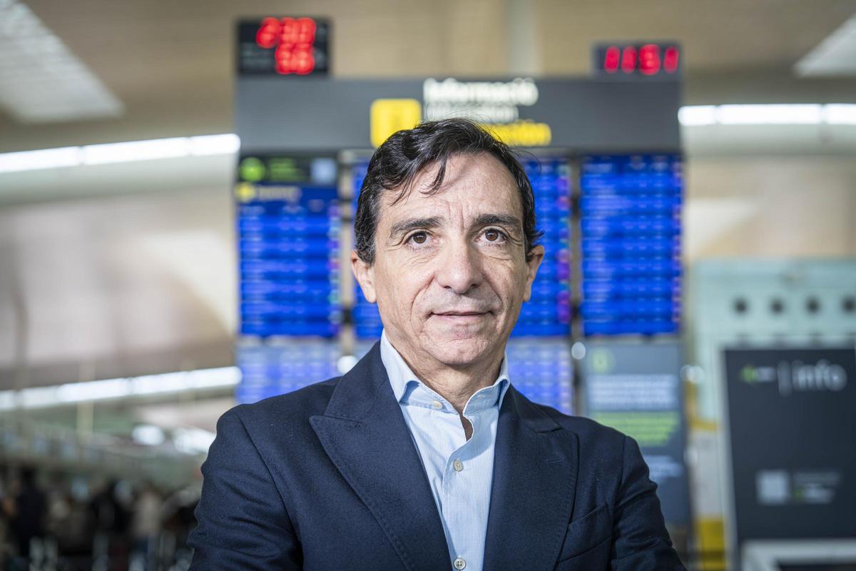 El consejero delegado de Level, Rafael Jiménez Hoyos, frente a diversas pantallas de la terminal 1 del aeropuerto de Barcelona-El Prat.