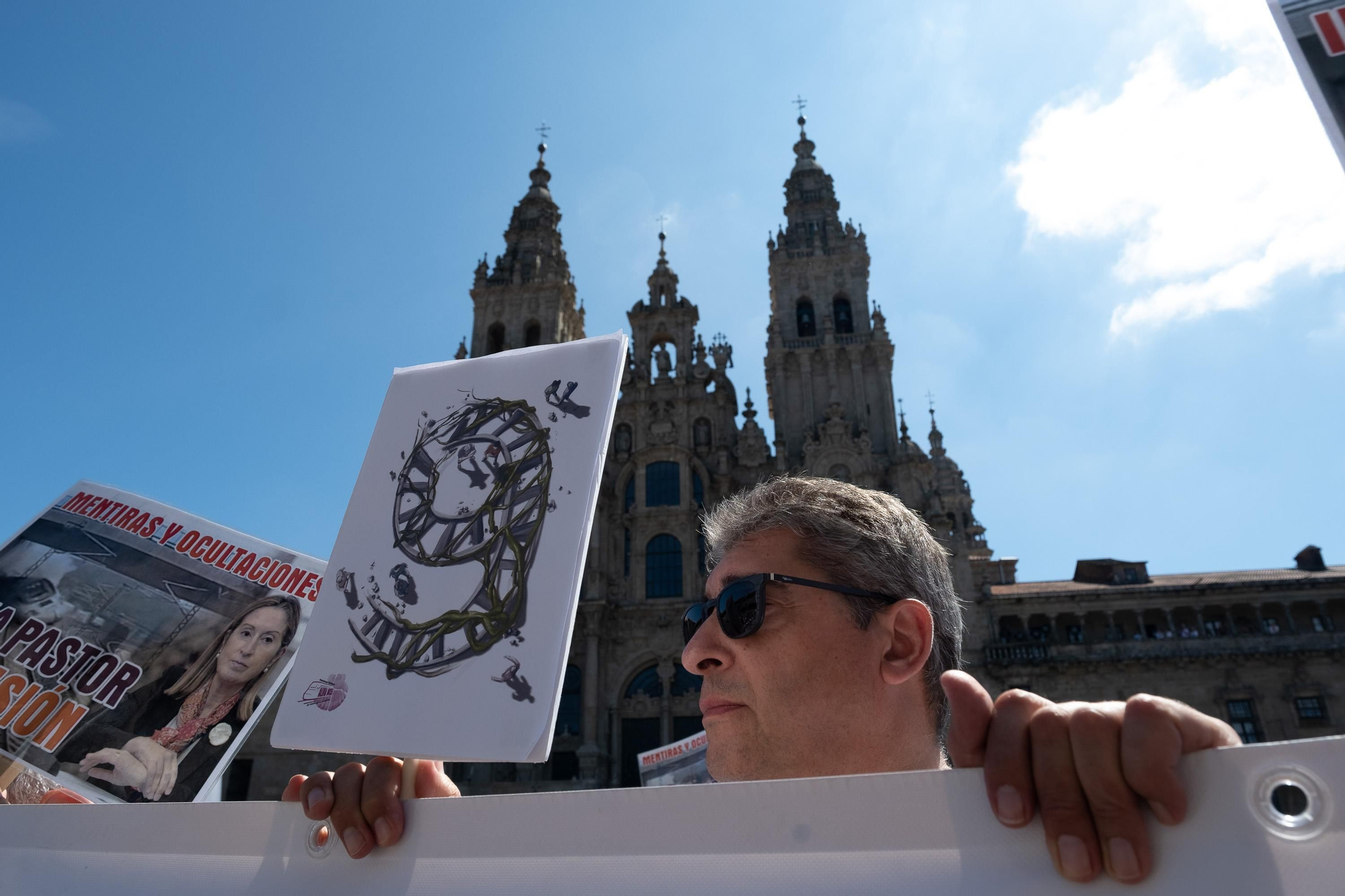 Las víctimas de Angrois se concentran en el Obradoiro en el noveno aniversario del accidente