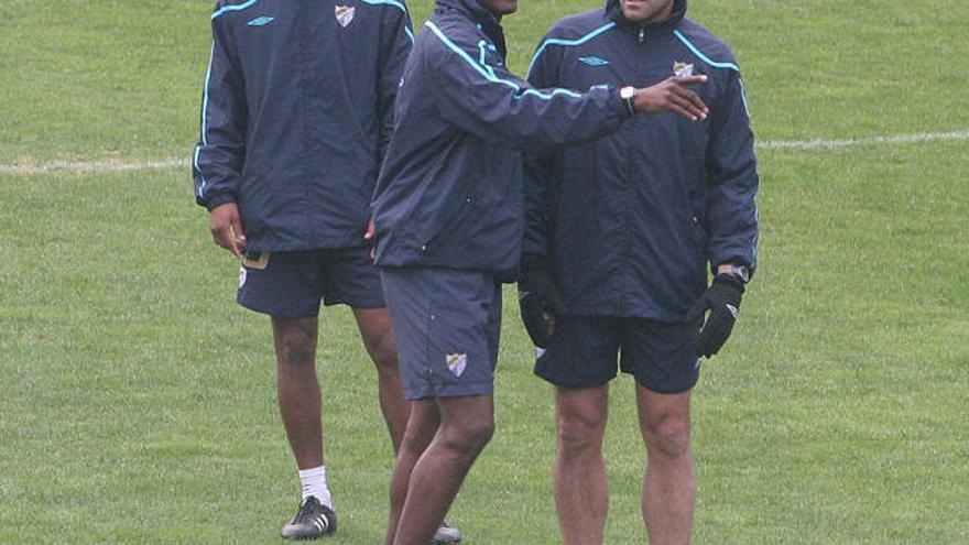 Estreno. El brasileño Adriano se ejercitó ayer junto al resto de sus compañeros por primera vez. En la imagen, junto a Dely y Salva.