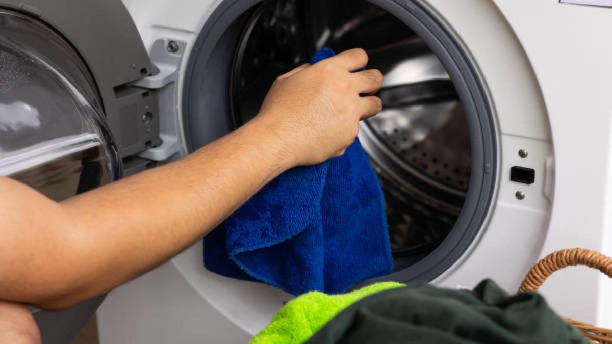 TRUCOS LIMPAR LAVADORA: Meter unha esponxa na lavadora: o sorprendente  truco co que a túa roupa quedará como recentemente estreada