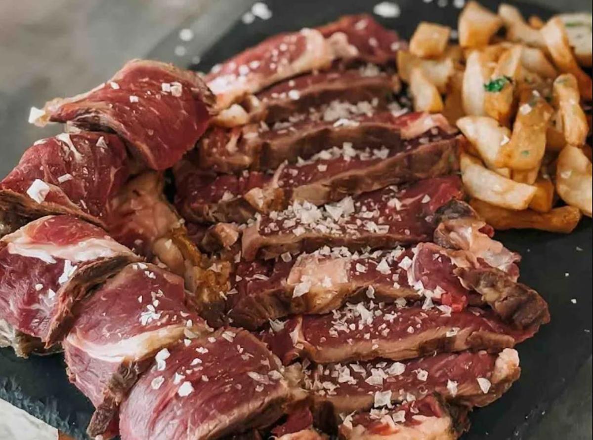 El asador de Sevilla con parque infantil para los más pequeños que triunfan entre los clientes: "Sabor excepcional y guisos de siempre"