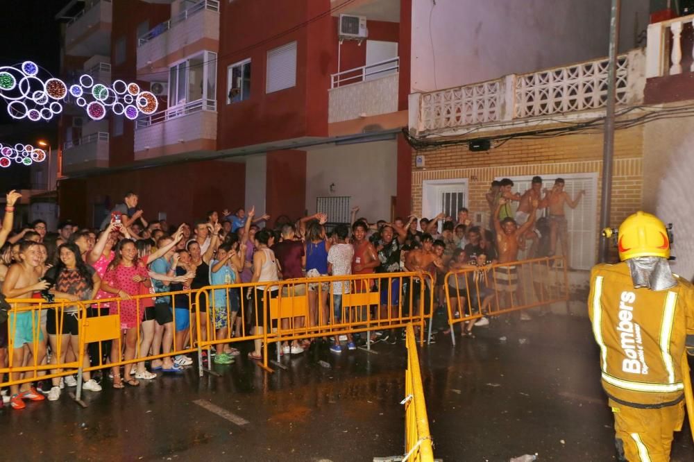 Cientos de personas, la mayoría adolescentes que quisieron disfrutar de la "cremá" y posterior "bañá" de los bomberos, se acercaron al barrio del Calvario para ver arder su hoguera