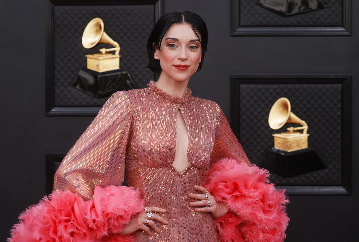 St. Vincent optó por un espectacular vestido rosa flamenco de Gucci.