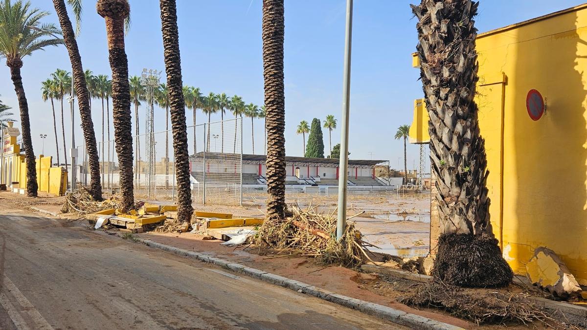 Vista del estado del estadio municipal de Algemesí tras la riada.