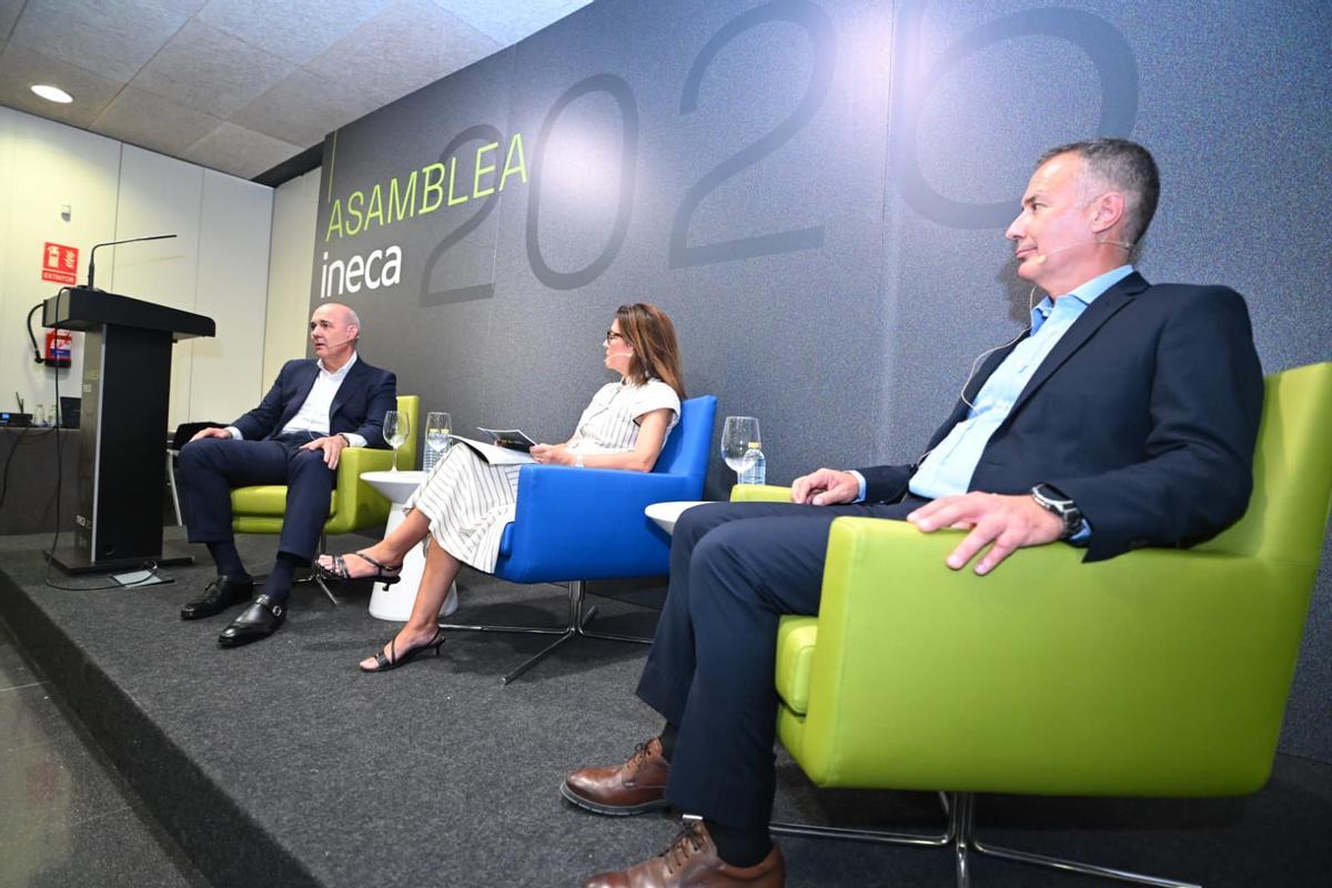 Francisco Uría, Inés Abad y Francisco García-Almenta, en la asambles de Ineca.