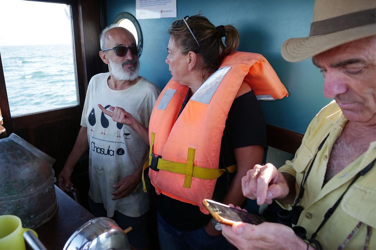 Isidro Mariño y Juan Diéguez junto a una de las participantes en la expedición que el 20 de agosto de 2023 disfrutó de la presencia de orcas en la ría de Arousa.