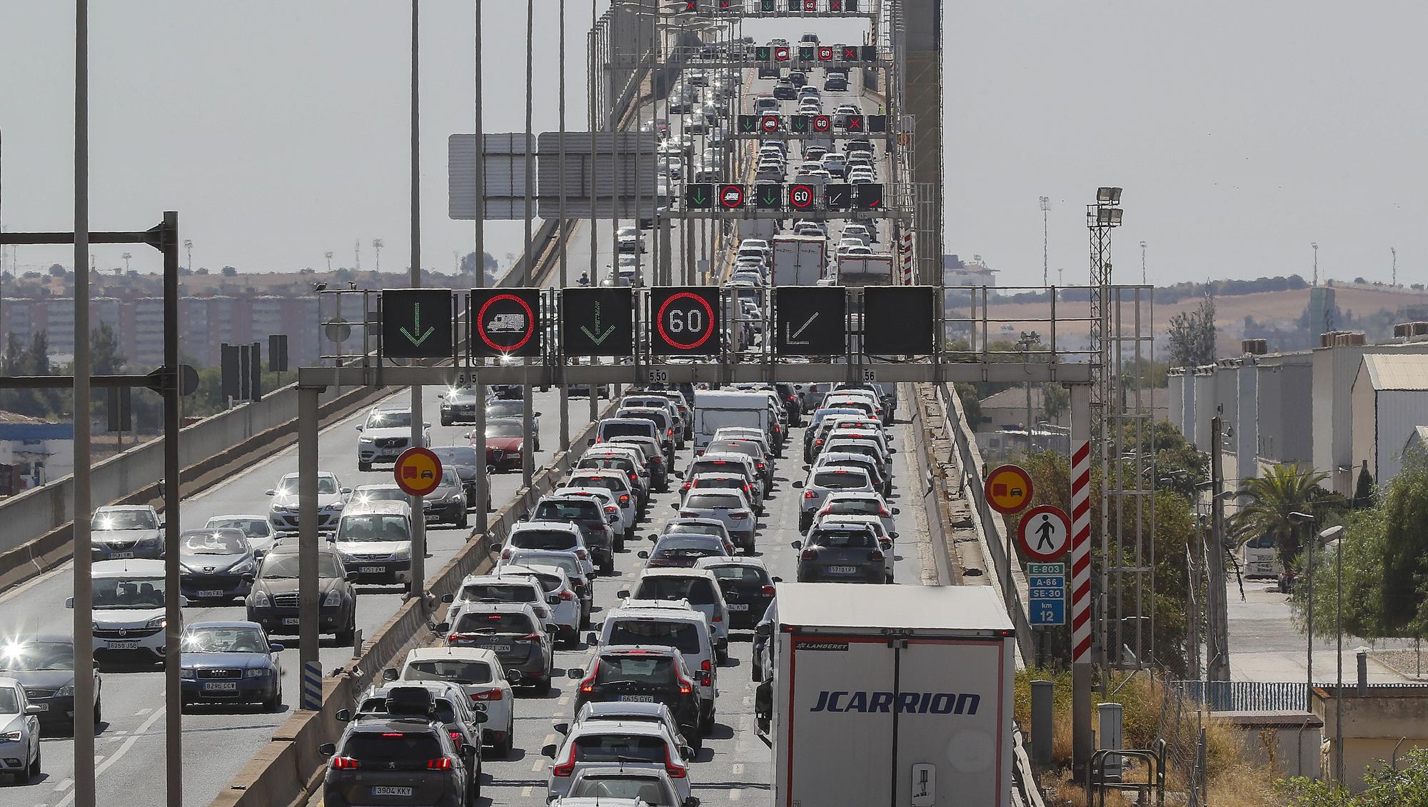 Vista la concentración de tráfico en la S-30 a su paso por el puente del Quinto Centenario, durante la operación salida de las vacaciones.