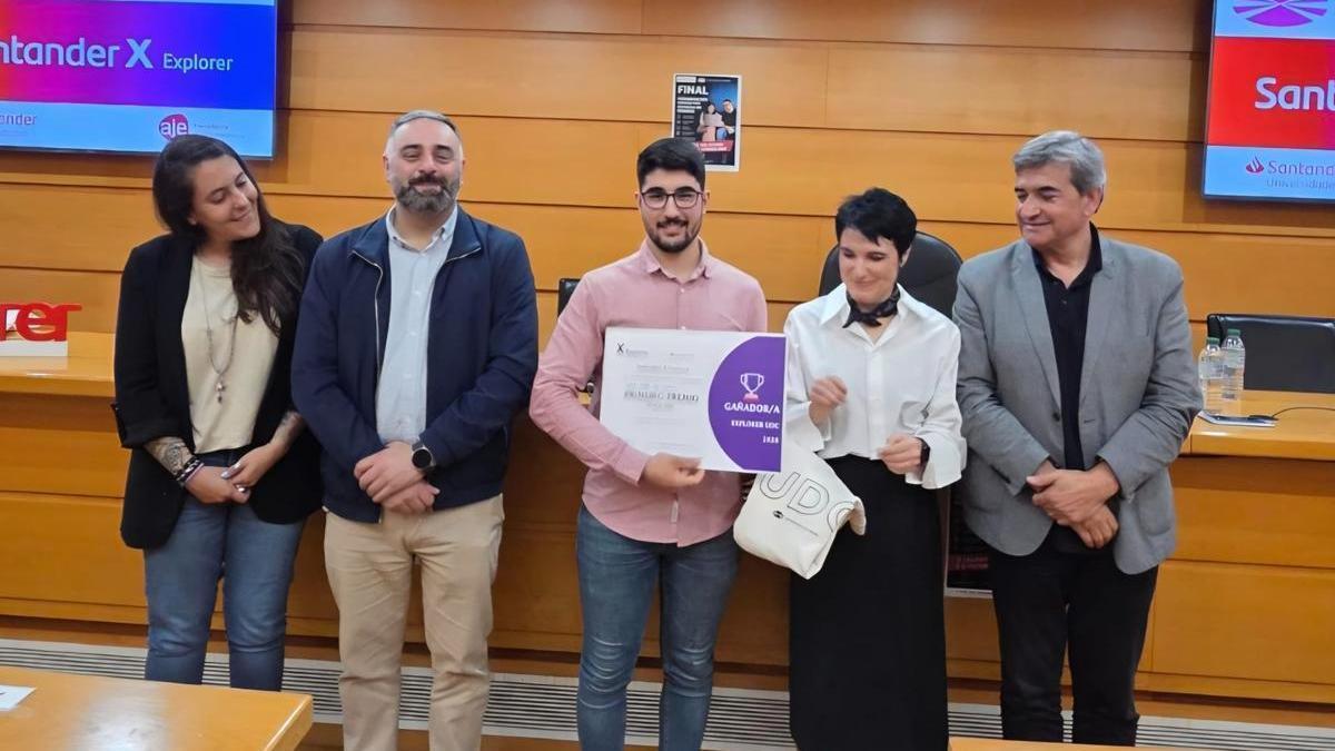 El alumno ganador del Santander X Explorer UDC 2026, David Feijóo, tras recibir el primer premio en la Rectoría de la Universidad de A Coruña