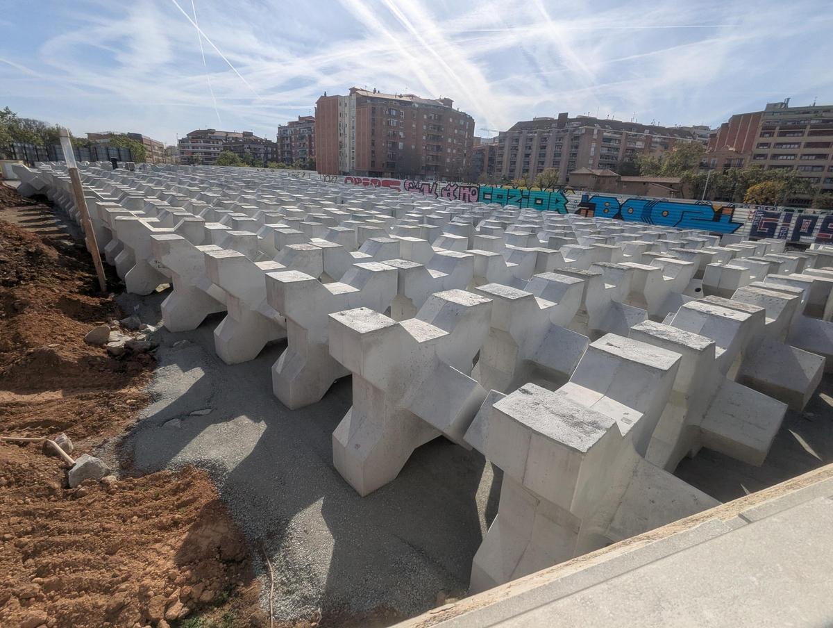 Cerca de 150 grandes bloques de hormigón pertenecientes al futuro dique de Port Fòrum se han depositado en un solar al lado de la futura estación de alta velocidad de La Sagrera.