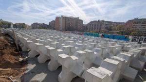 Cerca de 150 grandes bloques de hormigón pertenecientes al futuro dique de Port Fòrum se han depositado en un solar al lado de la futura estación de alta velocidad de La Sagrera.
