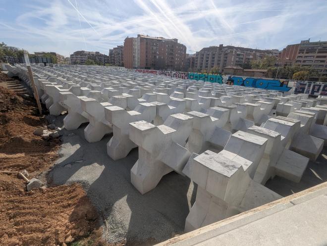 Cerca de 150 grandes bloques de hormigón pertenecientes al futuro dique de Port Fòrum se han depositado en un solar al lado de la futura estación de alta velocidad de La Sagrera.
