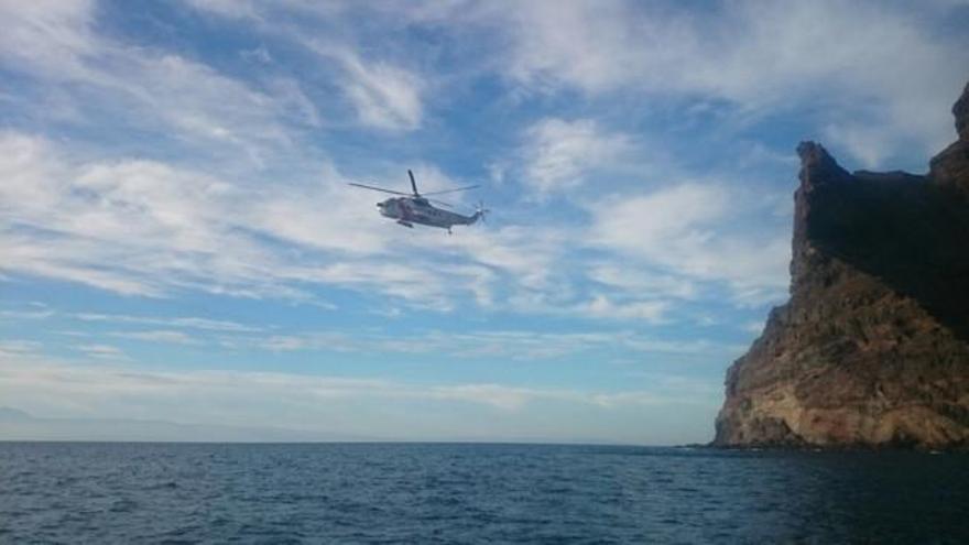 El helicóptero de Salvamento, durante el rescate del senderista en Güi Güi.