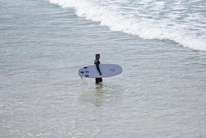 Surfistas en la playa de Matadero, en A Coruña, despiden los últimos coletazos del verano