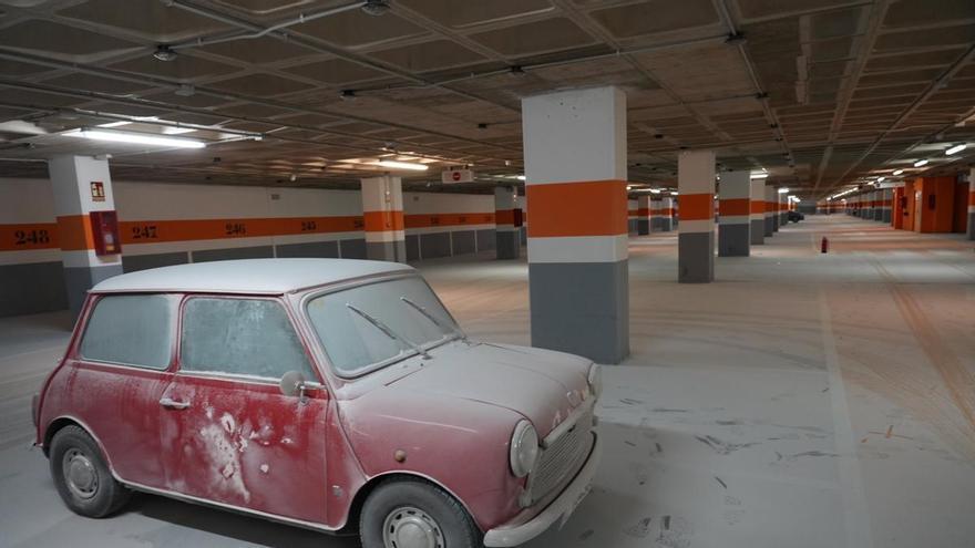 Vídeo: Vacían una decena de extintores en el parking de la Avenida del Mar