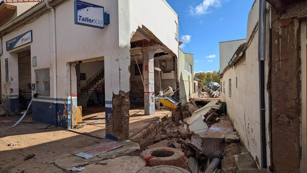 Un taller completamente destrozado por las lluvias torrenciales del 29 de octubre de 2024 en Utiel.