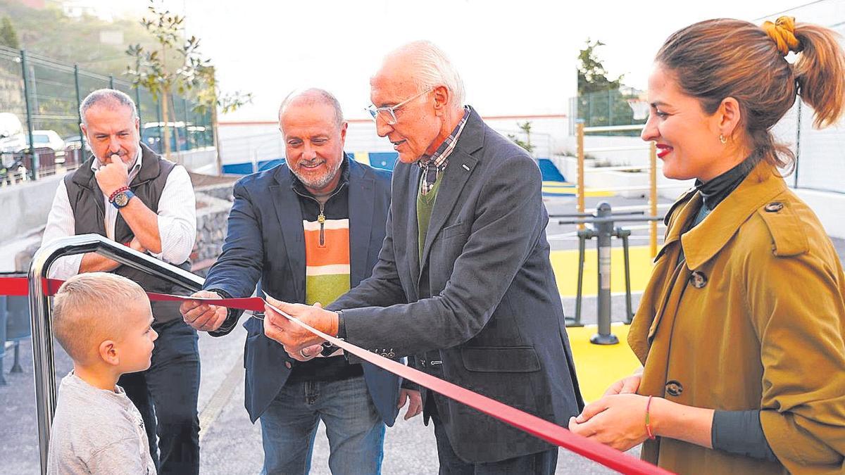 El alcalde santaursulero, Juan Acosta, corta la cinta para inaugurar el parque El Farrobillo.