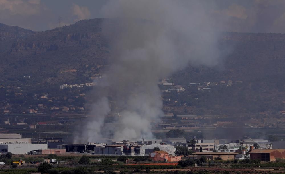 La enorme columna de humo que provocó el incendio aún es visible esta mañana.