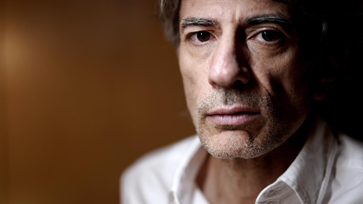 El escritor Juan Tallón durante la  entrevista FOTO JOSÉ LUIS ROCA
