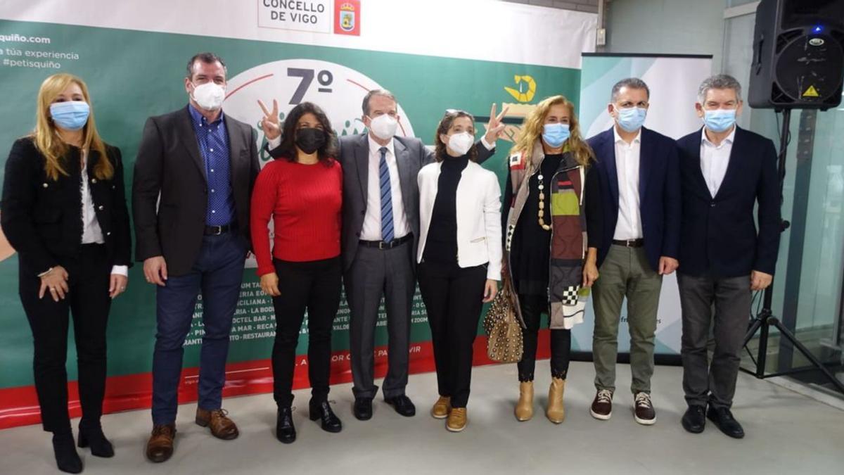 Presentación del concurso Petisquiño, ayer, en el mercado de  O Progreso con Caballero y Silva.