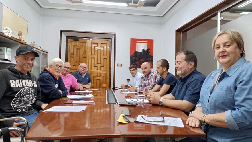 El Alcalde, con ediles de IU, PSOE y PP, junto a representantes de las familias afectadas, ayer, en el Ayuntamiento.