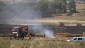 Bomberos trabajando en un incendio agrícola en Sant Fruitós del Bages, la semana pasada.