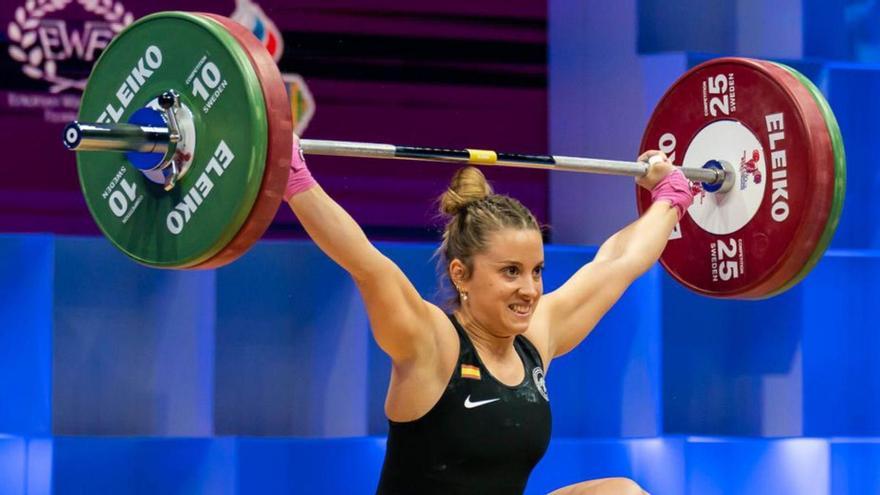 La halterófila coruñesa, Irene Martínez, en una competición. | // LOC