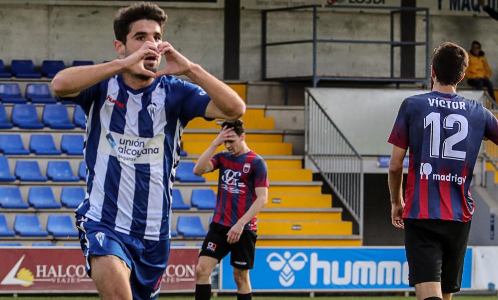 El Alcoyano se ha impuesto al Eldense (2-0) y ha aumentado a 9 puntos la diferencia con el Intercity.