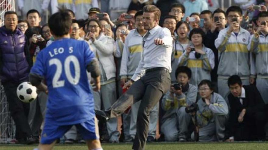 Beckham derrocha estilo en un ‘partidillo’con niños chinos
