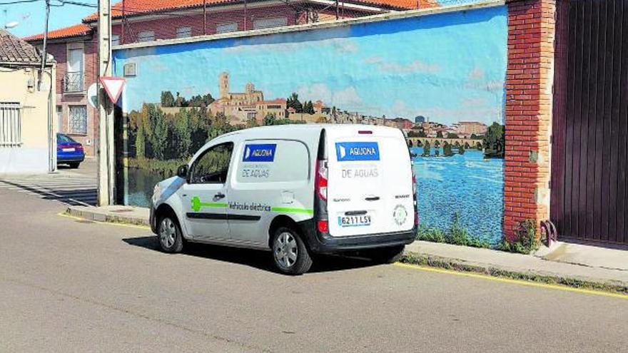 Uno de los vehículos
eléctricos de la flota
de Aquona en Zamora. | |  CEDIDA