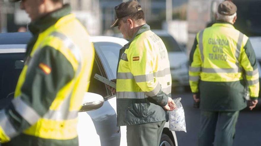 Agentes de la Agrupación de Tráfico de la Guardia Civil, durante un control de alcoholemia. // FdV