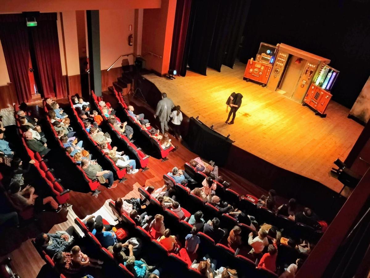 El teatro de El Entrego, que pasa a denomiarse teatro "Nuberu", en una actuación.
