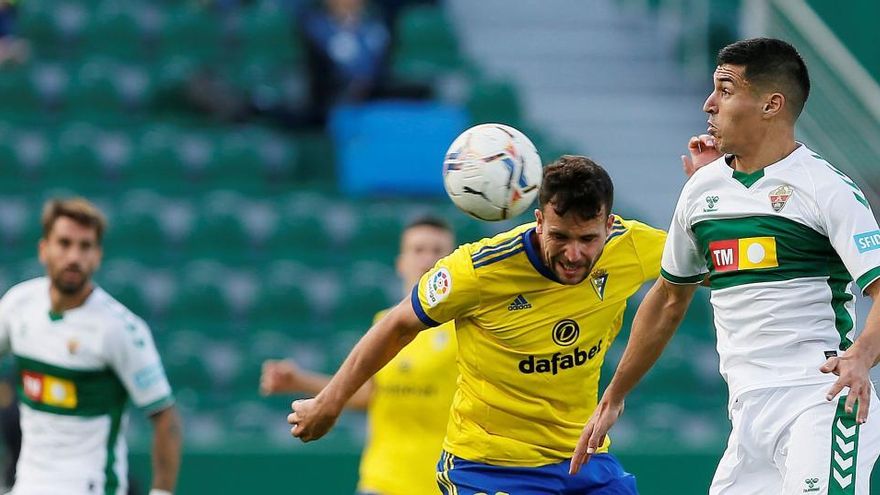 Una jugada del Elche-Cádiz.