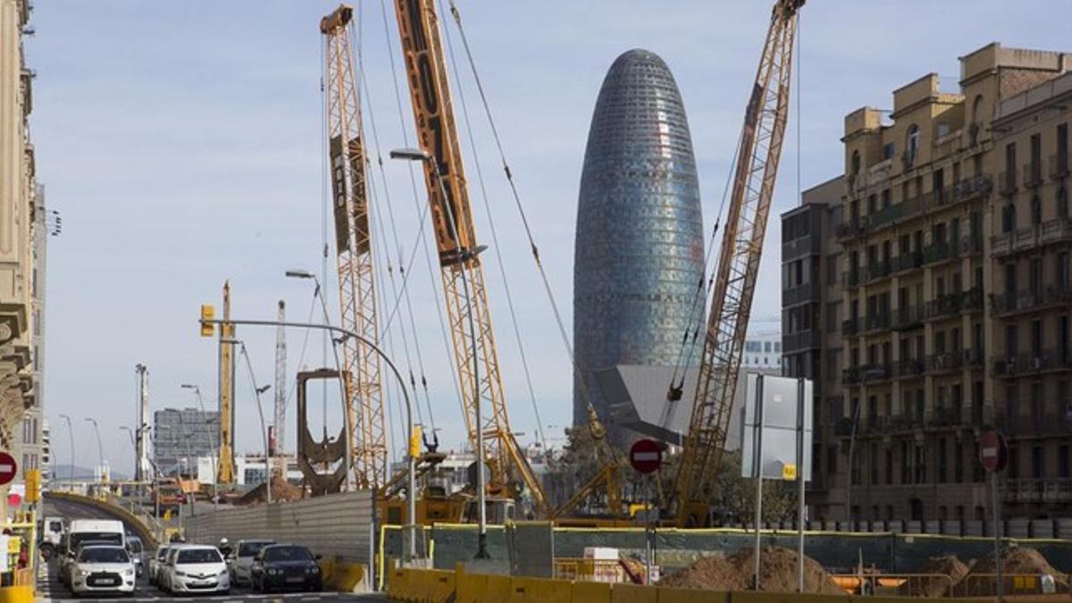 Obras de excavacion del primer tramo del tunel en la plaza de Les Glories. 