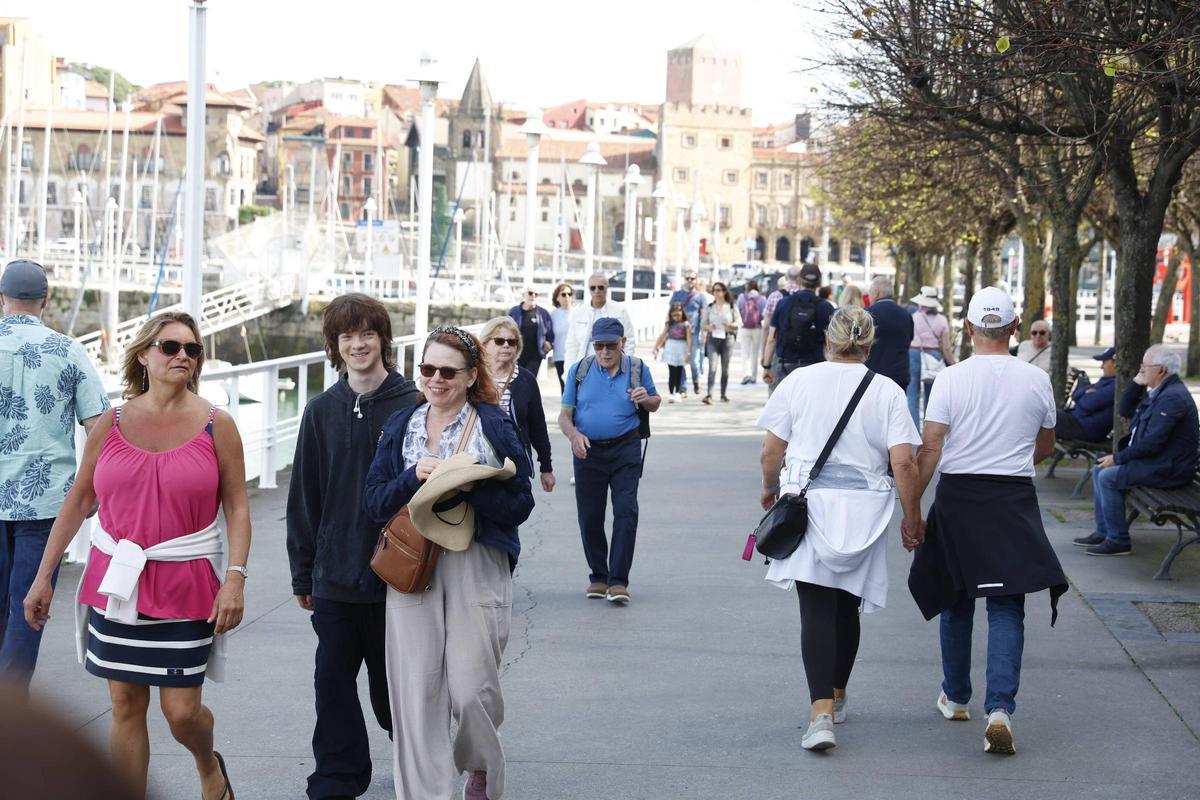 Gijón recibe a los primeros cruceristas de la temporada (en imágenes)